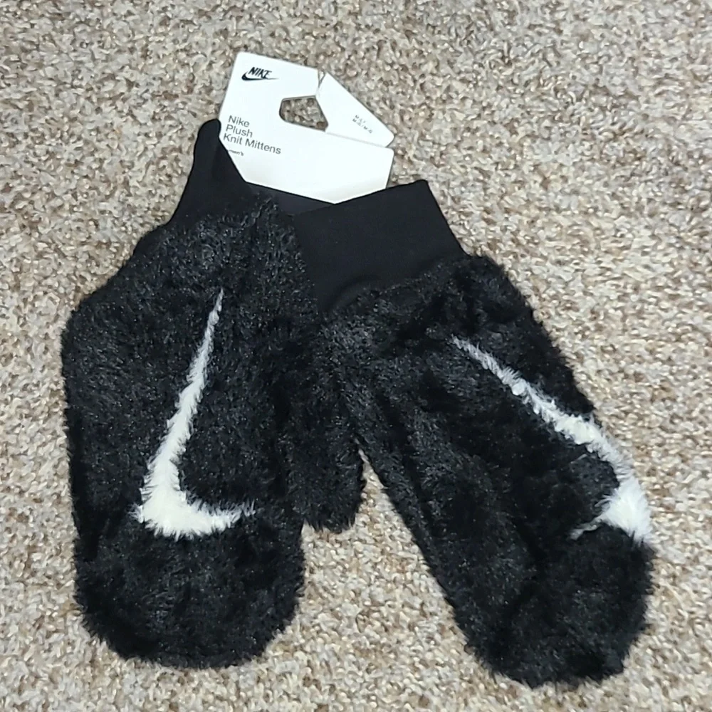 Nike Plush Knit Mittens